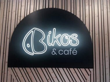 Letras neón Bikos Cafe